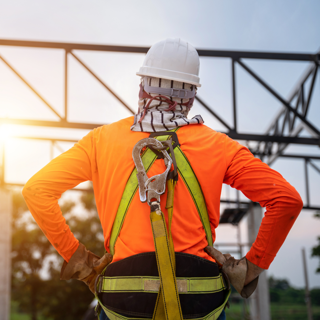  La première cause d'accident au travail provient du travail en hauteur après les chutes de plein pieds. Il y a de nombreuses manières d'avoir un poste de travail en hauteur, la réflexion avant l'action est toujours la règle d'or pour pouvoir travailler en toute sécurité.